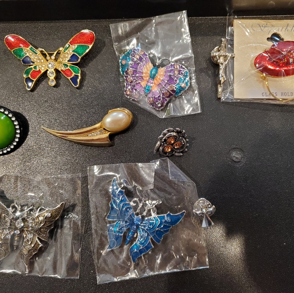Lot of 10 brooches and pins